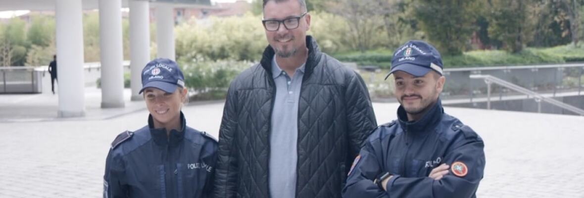 Man standing between two New Zealand police officers