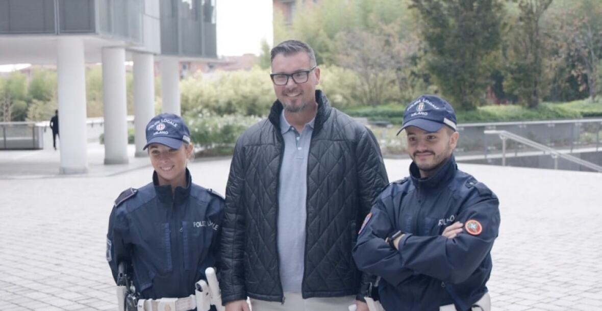 Man standing between two New Zealand police officers