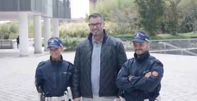 Man standing between two New Zealand police officers
