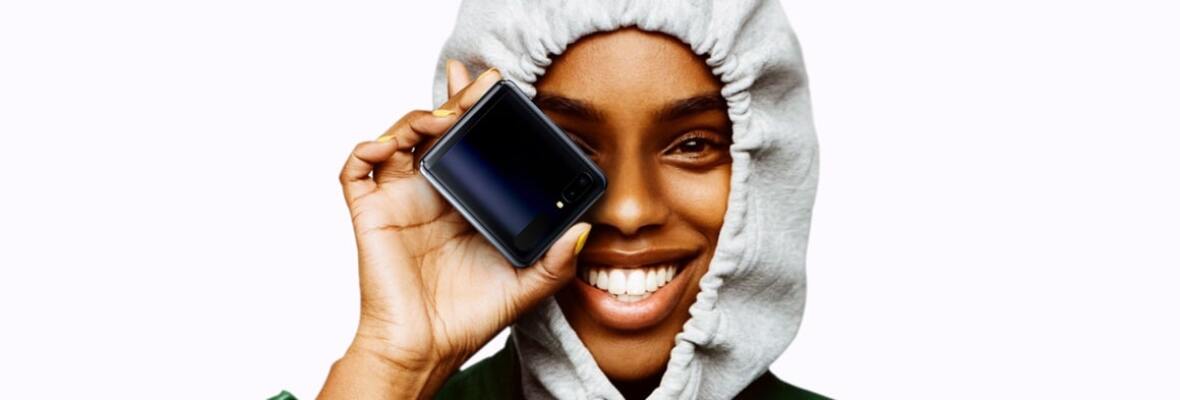 A woman holding Samsung Galaxy Z Flip