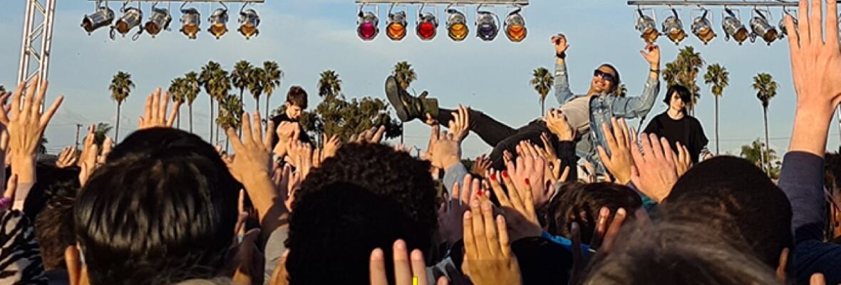 Go from the back row to on stage with 100x Space Zoom