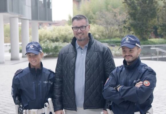 Man standing between two New Zealand police officers
