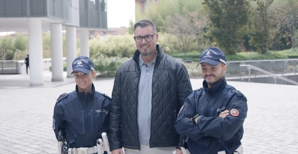 Man standing between two New Zealand police officers