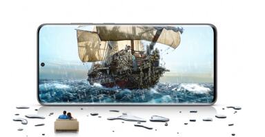 Couple watching video featuring ship on a S20