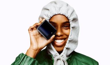 A woman holding Samsung Galaxy Z Flip