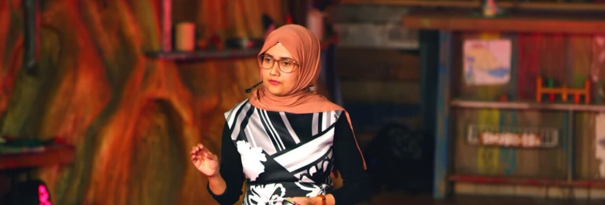 Dr Rashina Hoda speaking onstage at Tedx Auckland