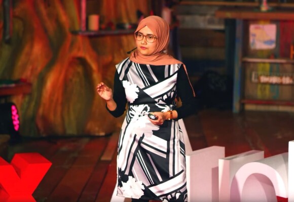 Dr Rashina Hoda speaking onstage at Tedx Auckland