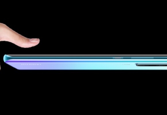 person using inscreen fingerprint scanner on Huawei P30