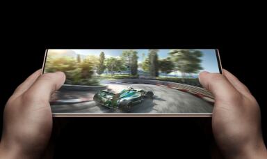 Person playing racing car game on the Note20