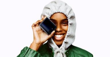 A woman holding Samsung Galaxy Z Flip